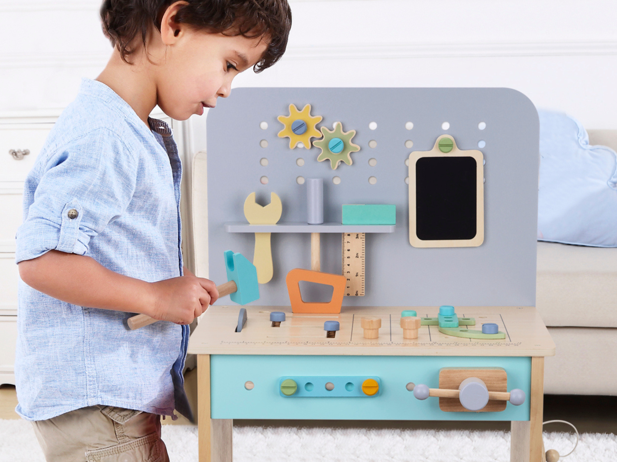 Dječak koji u drvenoj radionici vješto koristi drveni odvijač na konstrukciji, fokusiran na zadatak