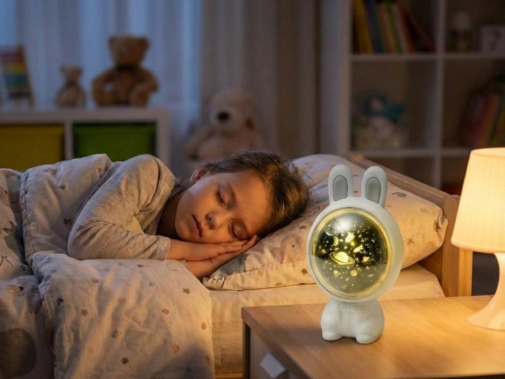 Uspavljujući projektor Zeko projicira zvijezde na strop dječje sobe