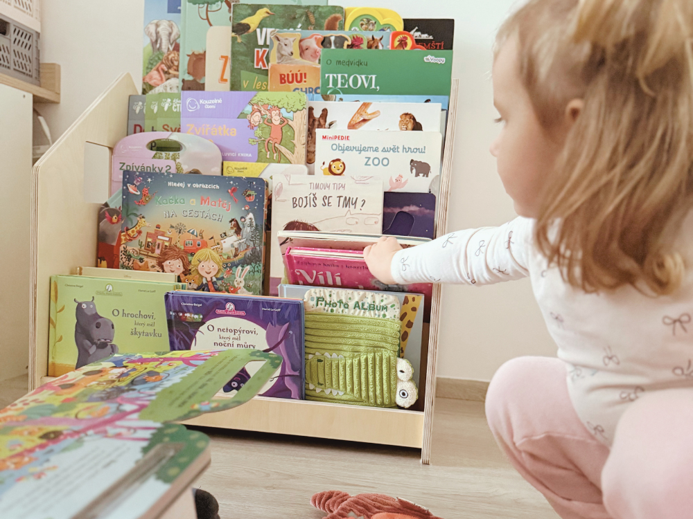 Dijeta uzima knjigu s Montessori police